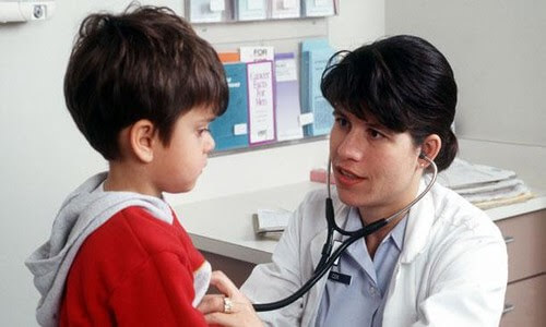 läkare undersöker pojke