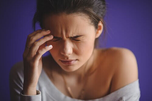 arteriell hypertension: kvinna med huvudvärk