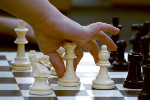 barn flyttar schackpjäs