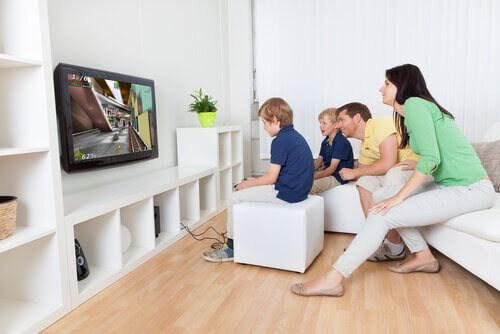 familj spelar tv-spel