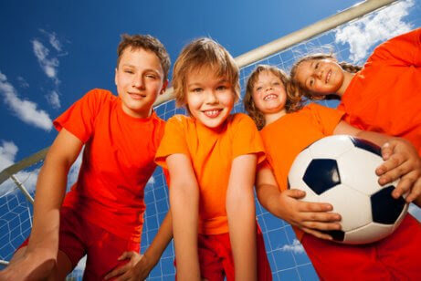 barn med fotboll
