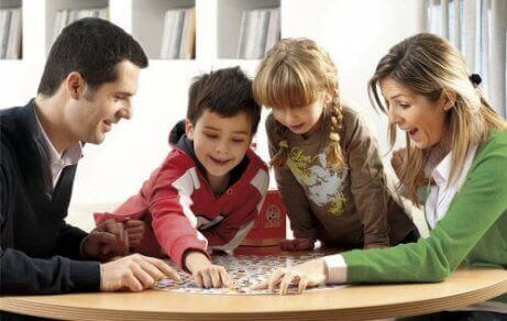 Spel som stimulerar hjärnan: familj spelar spel