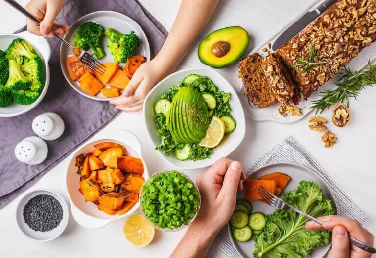 vegetarian: uppdukad vegetarisk måltid