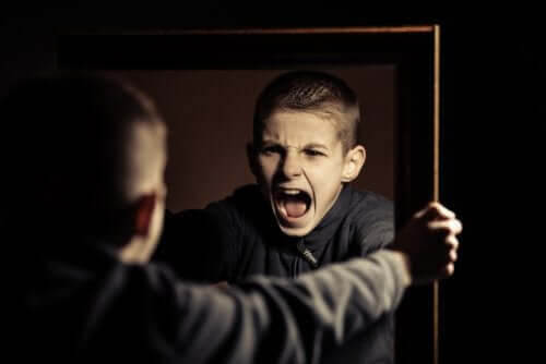 Gruppboende för tonåringar med beteendeproblem: pojke skriker mot sin spegelbild