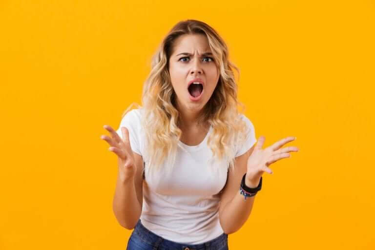 kvinna visar ilska