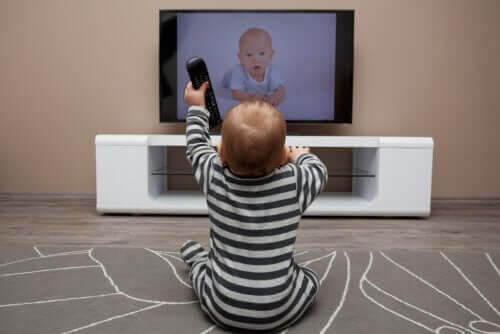 skärmtid: baby framför tv