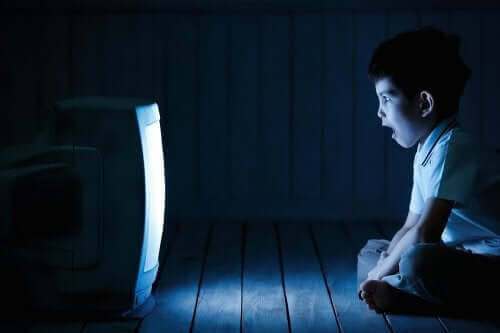 skärmtid: pojke framför tv