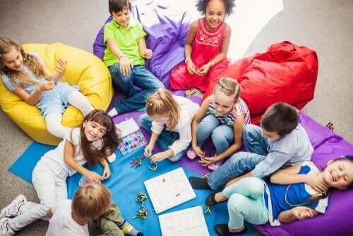 kooperativa spel för barn: grupp med barn spelar spel