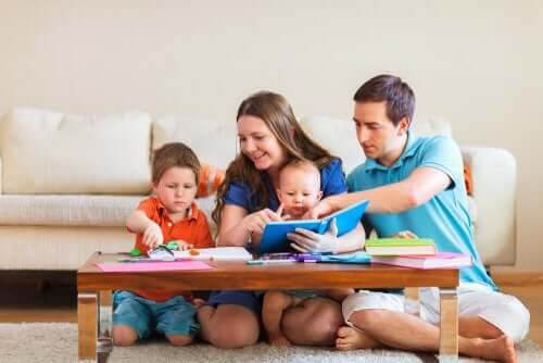 uppfostra sina barn: familj sitter vid soffbord och leker