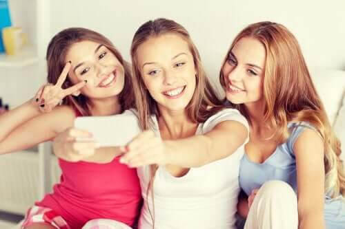 Stereotyper och fördomar om ungdomar: tonåringar tar selfie