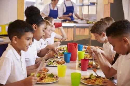 barn som äter skolmaten