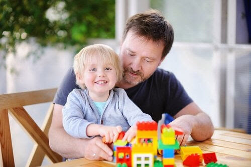 barn, pappa och byggklossar