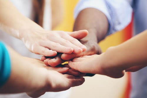 barn håller samman händer