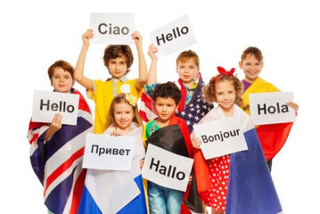 mest talade språk: barn med flaggor och skyltar med olika språk