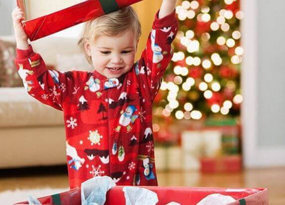 barn öppnar julklappar