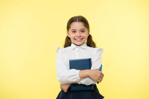flicka i skoluniform