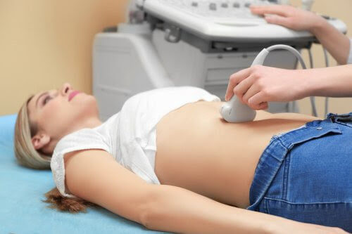 Hämmad fostertillväxt: gravid kvinna vid ultraljudsundersökning