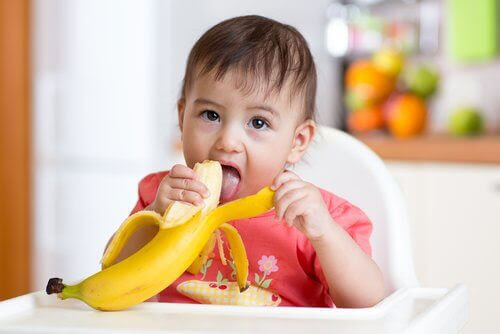 baby äter banan