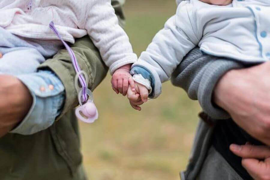 sociala färdigheter: bebisar håller hand