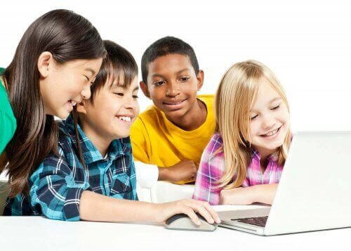 ny teknologi i klassrummet: barn framför dator