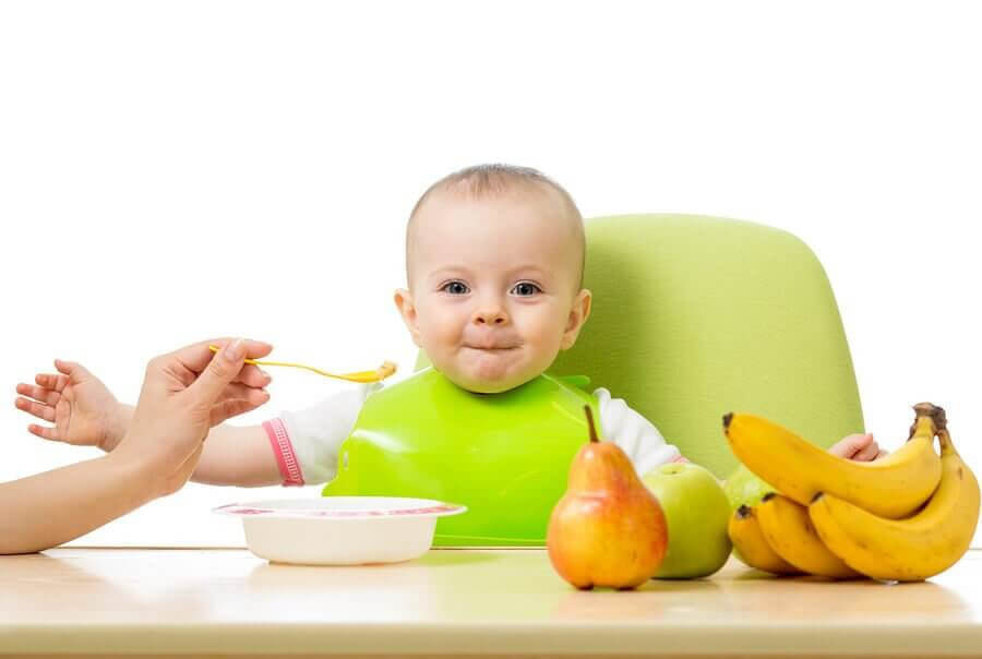 rekommenderade frukterna: baby matas med frukt