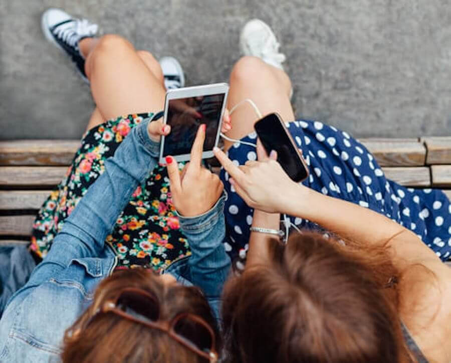 ungdomars digitala språk: tonåringar med mobiler
