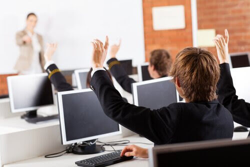 elever i klassrum med datorer