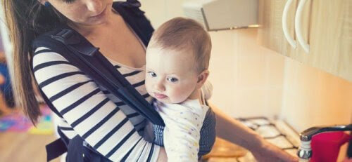 bära barn säkert: baby i bärsele