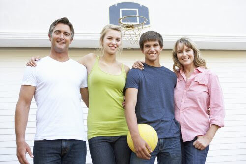 överväldigad i familjerelationen: familj med basketboll