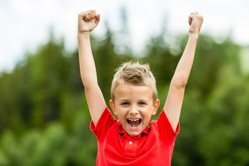 positiv självkänsla: pojke gör segergest