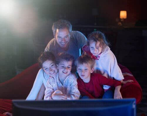 familj samlad framför tv