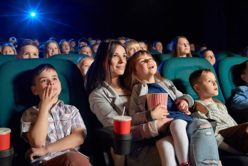 barn i biosalong ser på barnfilmer