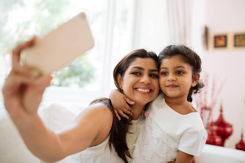moderskap: mor och barn tar selfie