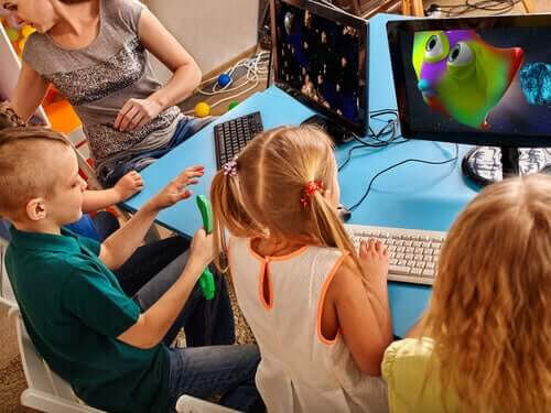 öka kreativiteten med teknik: barn framför dator