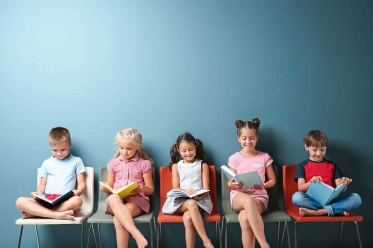 barnpedagogik: barn sitter på rad och läser
