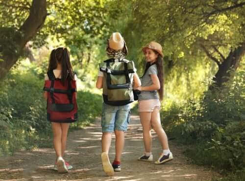 Så här packar du ditt barns ryggsäck till lägret, barn med ryggsäckar