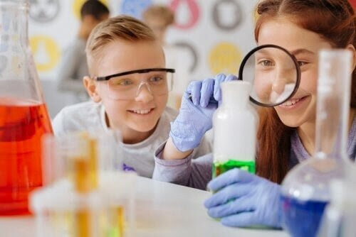 elever i laboratorium