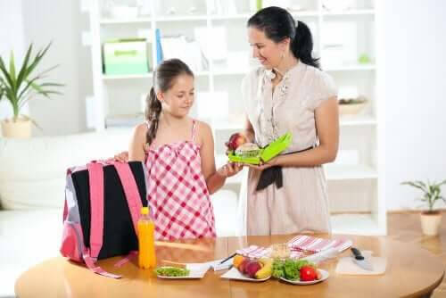 mor och dotter går igenom sin morgonrutin