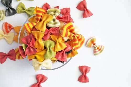pyssel med pasta: färgglada fjärilar
