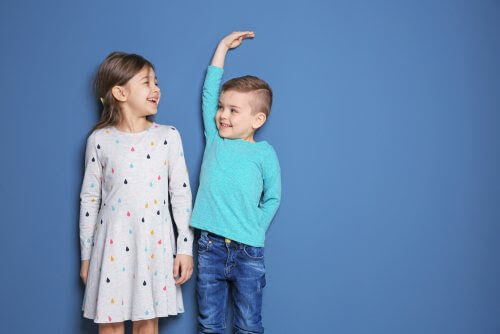 sociala jämförelser: två barn jämför längd