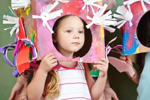 Teater i klassrummet: utklädd flicka