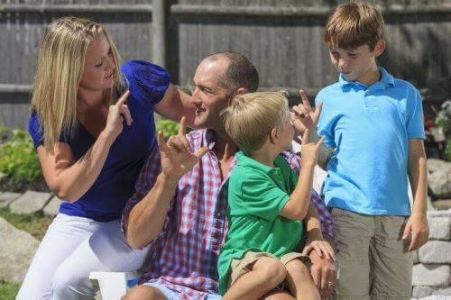 familj talar teckenspråk