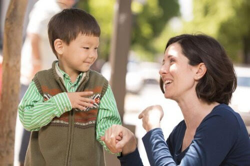 dövhet och hörselskador: mamma och son talar med teckenspråk
