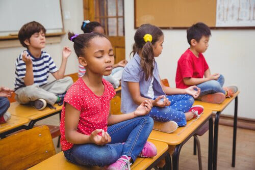 effektivt klassrum: barn mediterar på sina bänkar