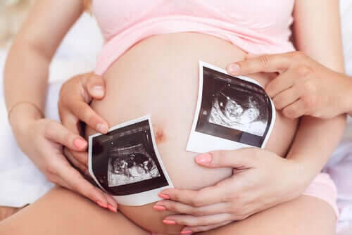 ultraljudsbilder framför gravid mage
