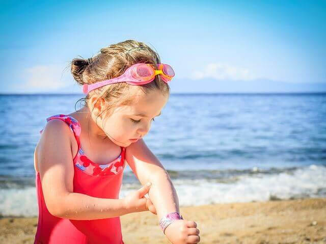 skydda barn mot solen: barn på stranden