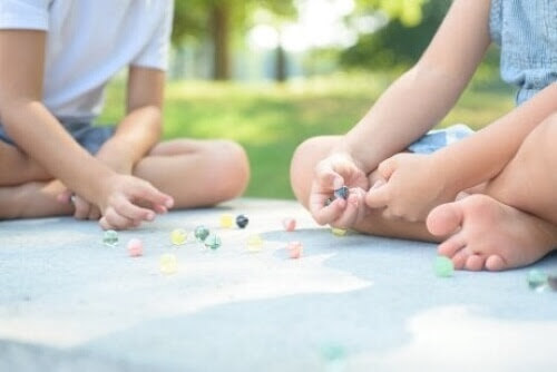 fritidsutbildning: barn spelar kula