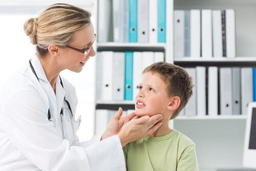 barn undersöks för Struma av läkare