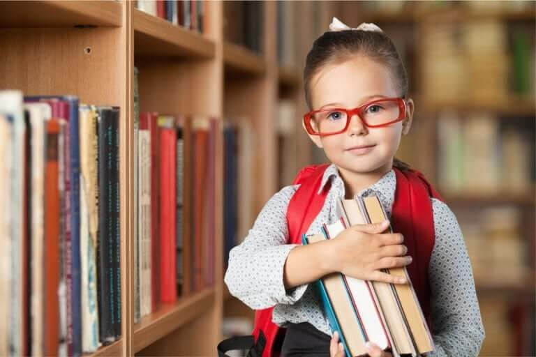 kritiskt tänkande: flicka med glasögon och böcker