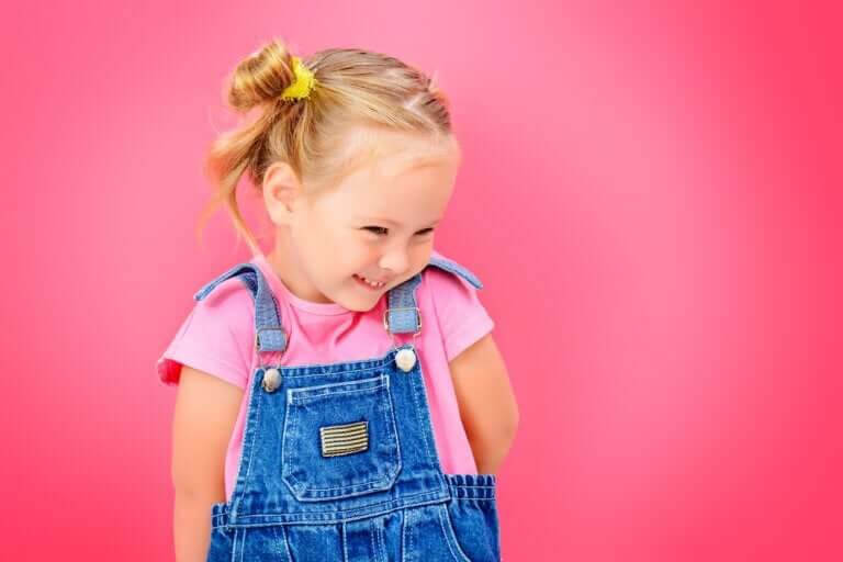 kritiskt tänkande: flicka som fnissar